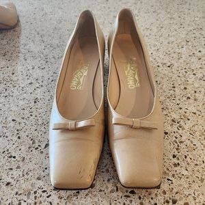 Salvatore Ferragamo Beige Pumps- Size 9 2A